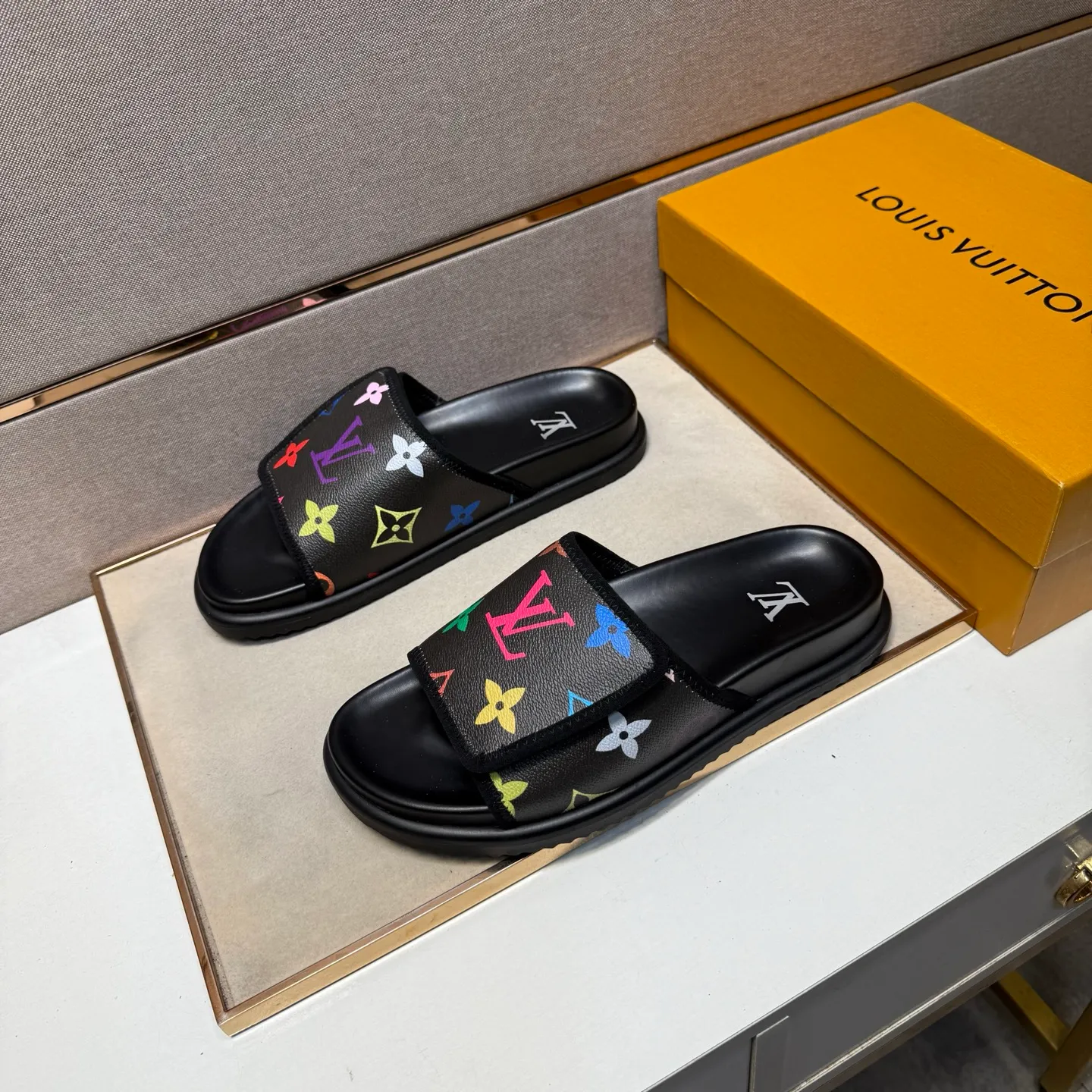 ⬛️Men's shoes 💰p320 [LV～] Men's casual slippers 2025z cabinet sales simultaneously 🔶Size: 38-44 #️⃣ 🔷2 colors🔜The upper is made of multi-material splicing➕Genuine leather lining, comfortable and breathable, sole: original comfortable and wear-resistant outsole, ⚠️Real shot📱Photographed🎬The real thing is better📢📢📢